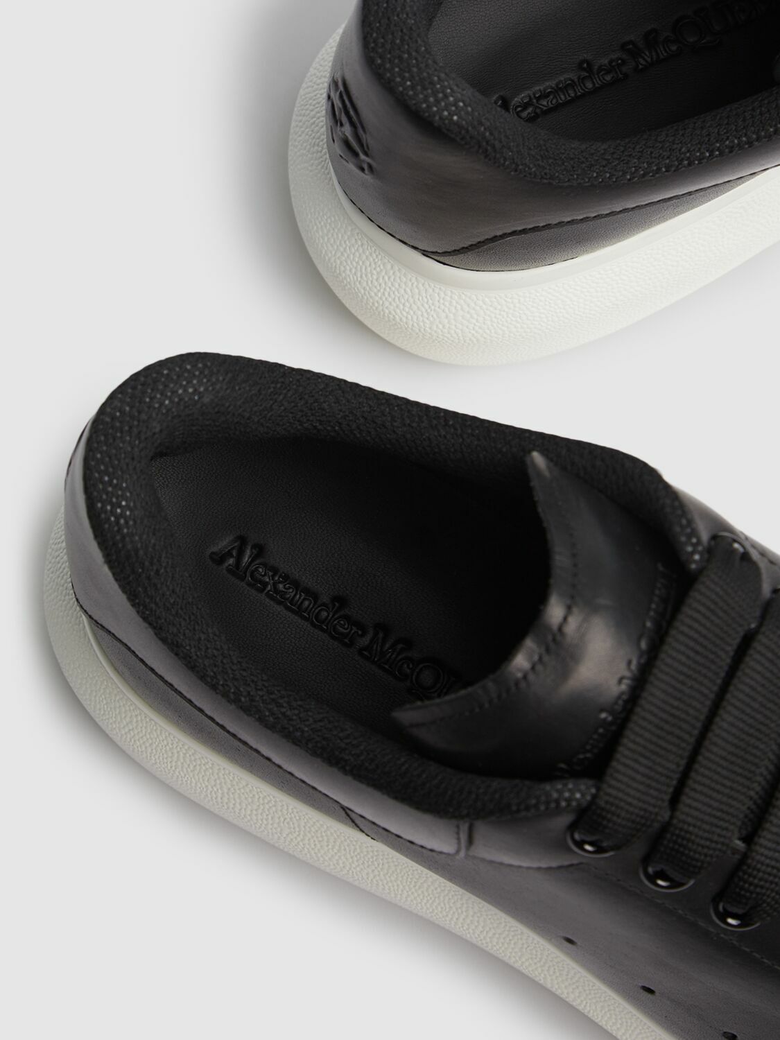 スニーカー ALEXANDER MCQUEEN Oversize leather sneakers Alexander McQueen Oversize Leather Sneakers | White | FARFETCH
