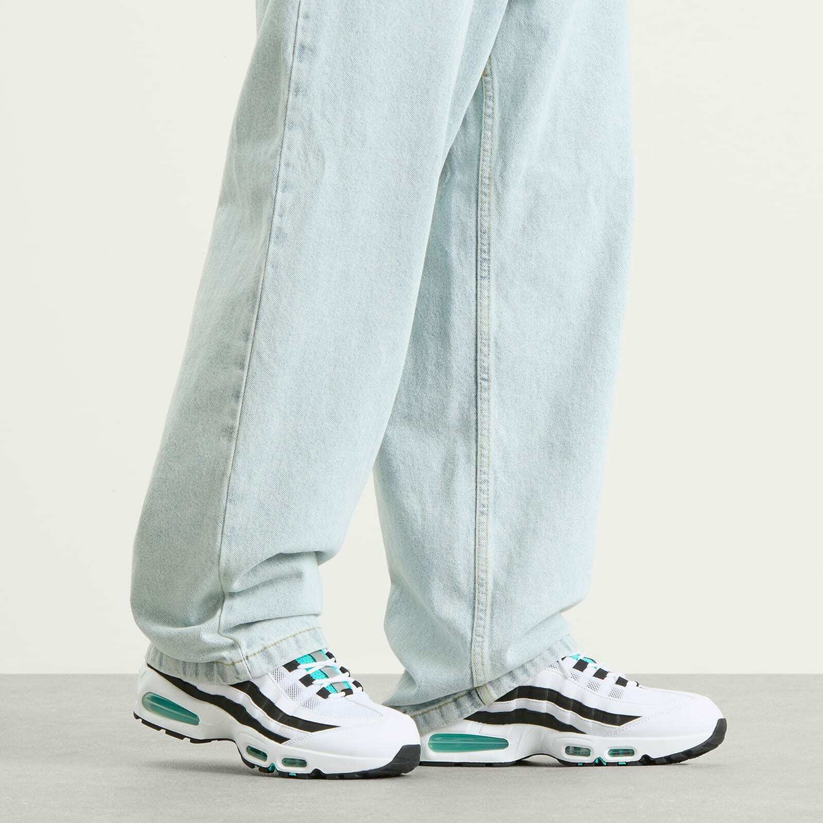 Nike Air Max 95 Og Sneaker in White/Jade/Metallic