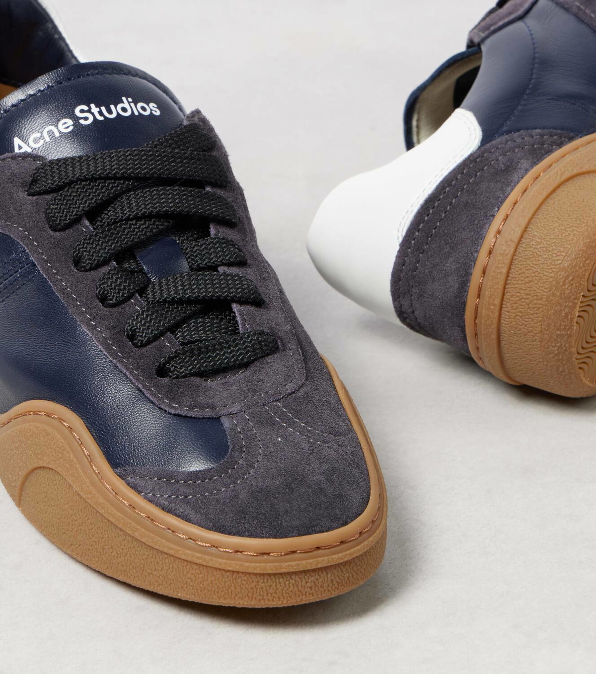 今季注目◆Acne Studios◆ロゴ入り スエードトリム スニーカー Acne Studios Logo suede-trimmed sneakers Acne Studios