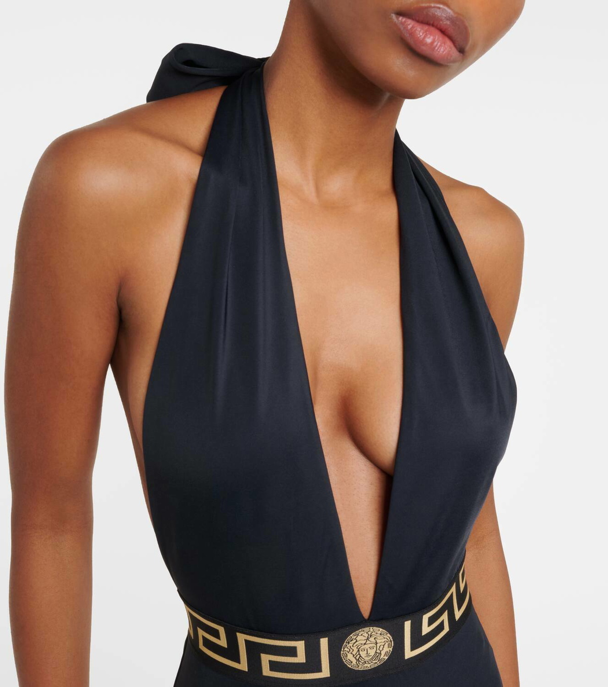 【Versace】Greca ホルターネックワンピース水着 Greca halterneck swimsuit in black - Versace | Mytheresa