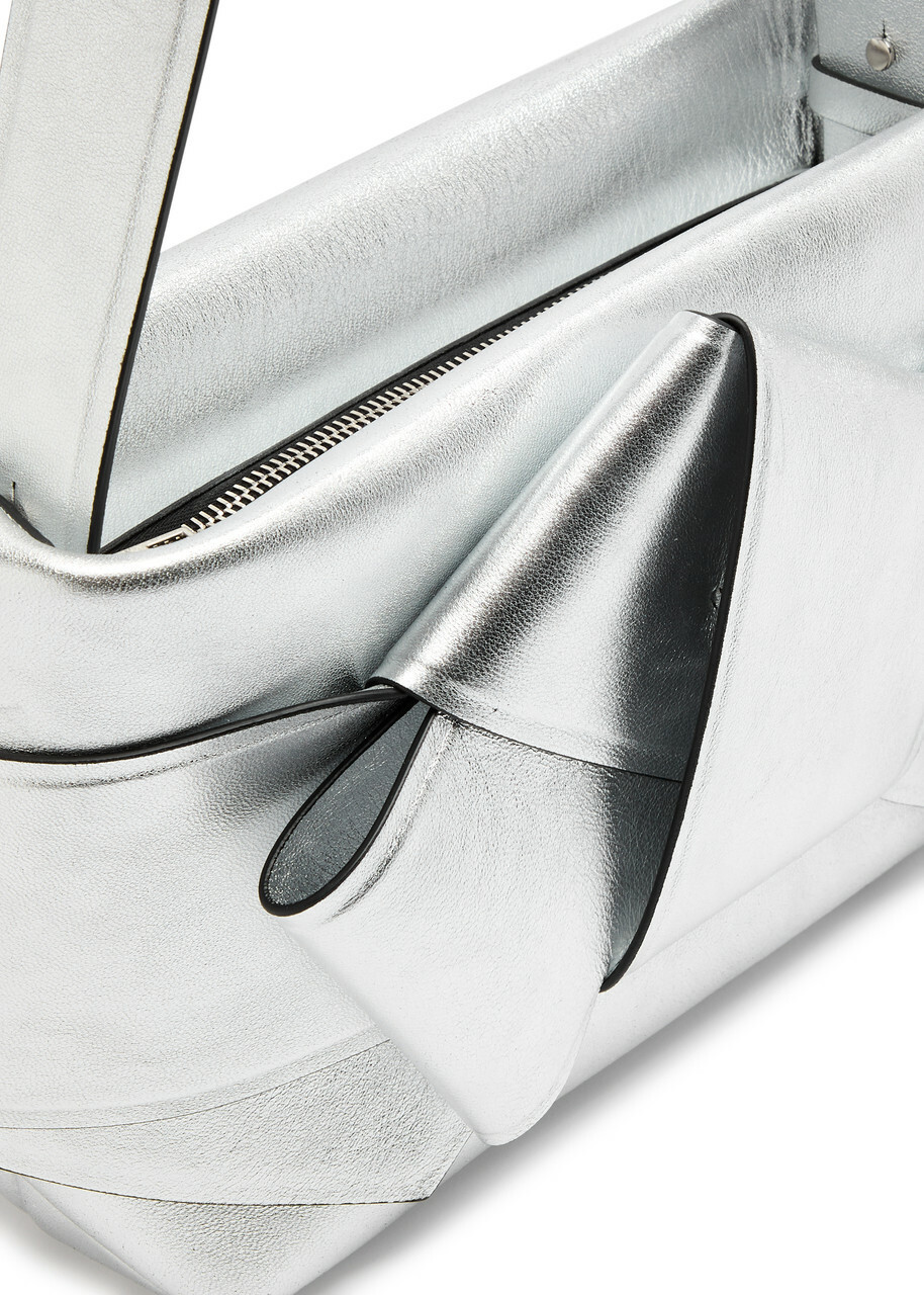 ＜Acne Studios＞マイクロ Musubi バッグ シルバー Acne Studios Musubi Metallic Leather Shoulder bag - Silver