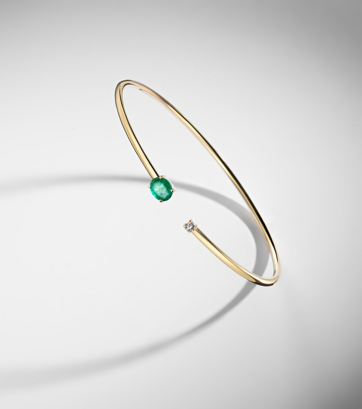 Stone and Strand 14kt gold (585/1000) cuff bracelet with emeralds and diamonds