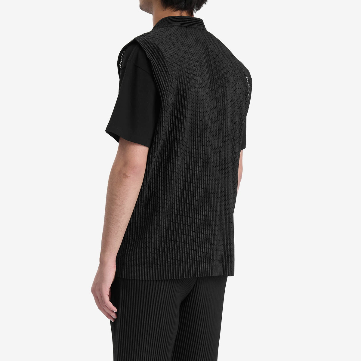Homme Plissé Issey Miyake Men's Pleated Mesh Vest in Black