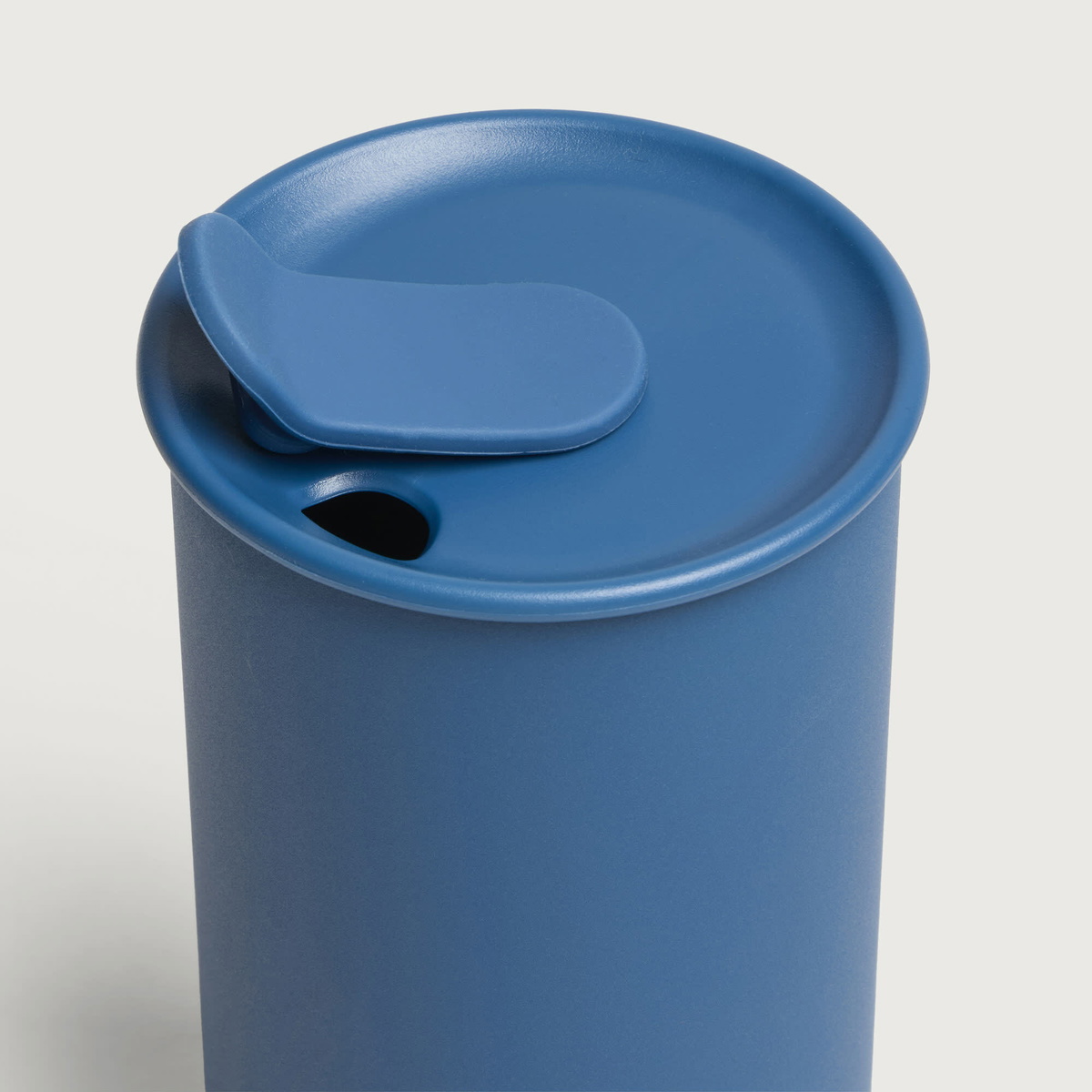 HAY Outdoor Market Thermo Mug in Blue
