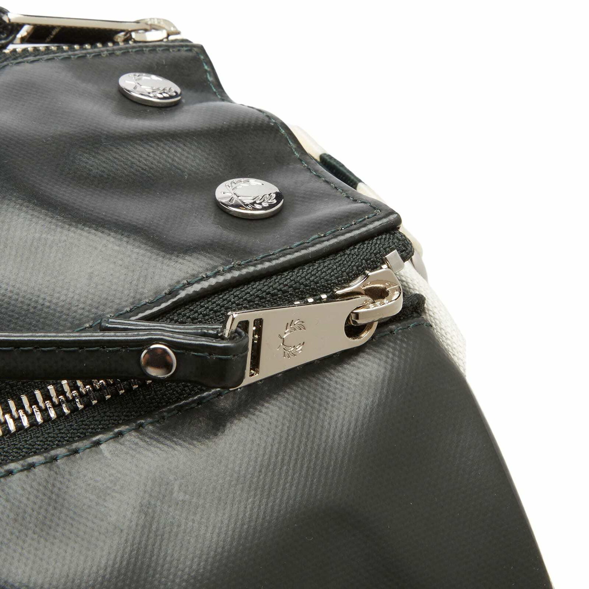 【FRED PERRY】Classic Barrel Bag Ecru Night Green Fred Perry Men's Classic Barrel Bag in Night Green/Ecru Fred