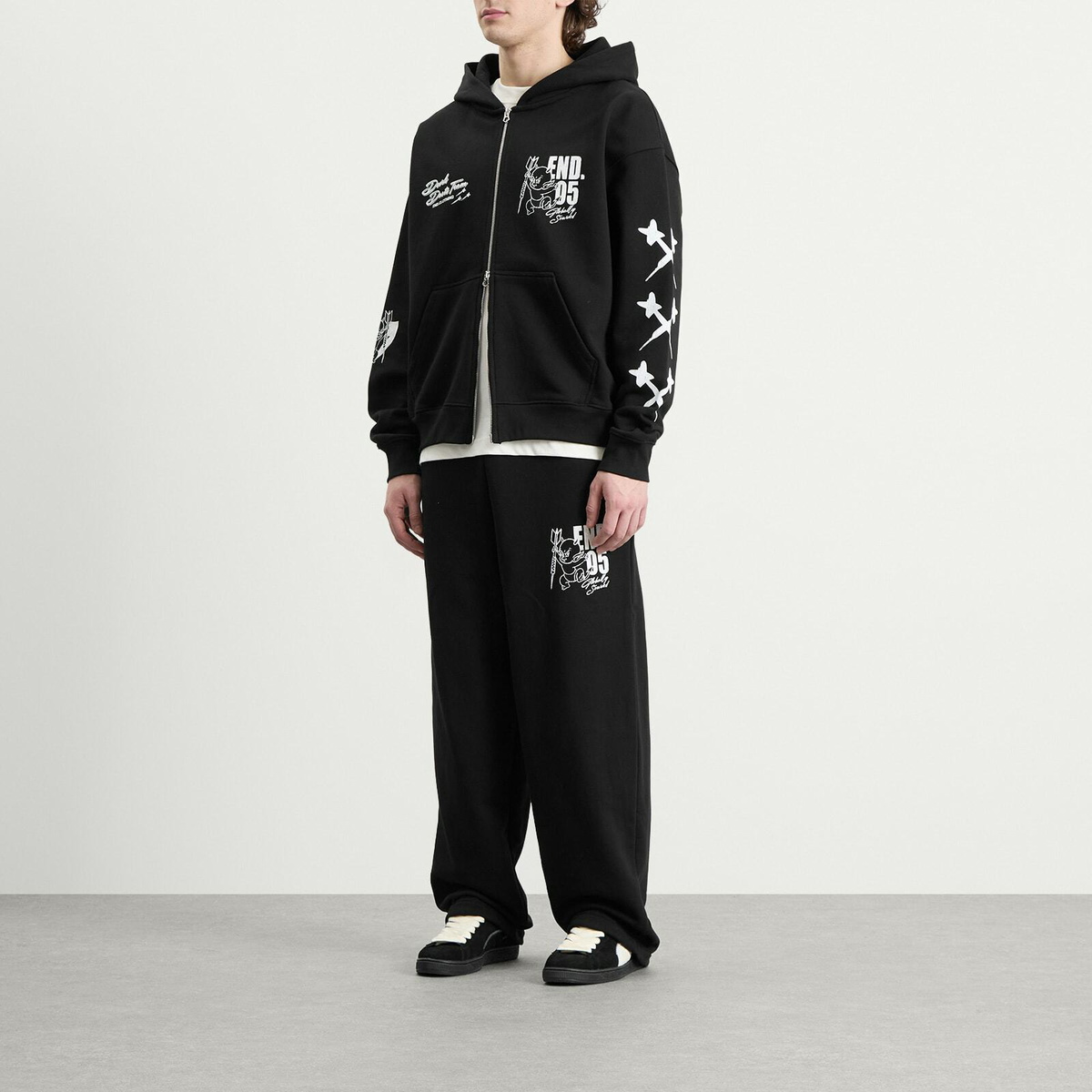 END. Devils Darts Team Zip-Hoodie in Washed Black