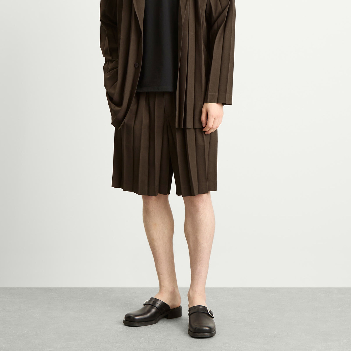 Homme Plissé Issey Miyake Men's Edge Ensemble Shorts in Dark Brown