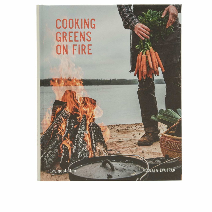Photo: Gestalten Cooking Greens on Fire in Eva Helbæk Tram/Nicolai Tram 