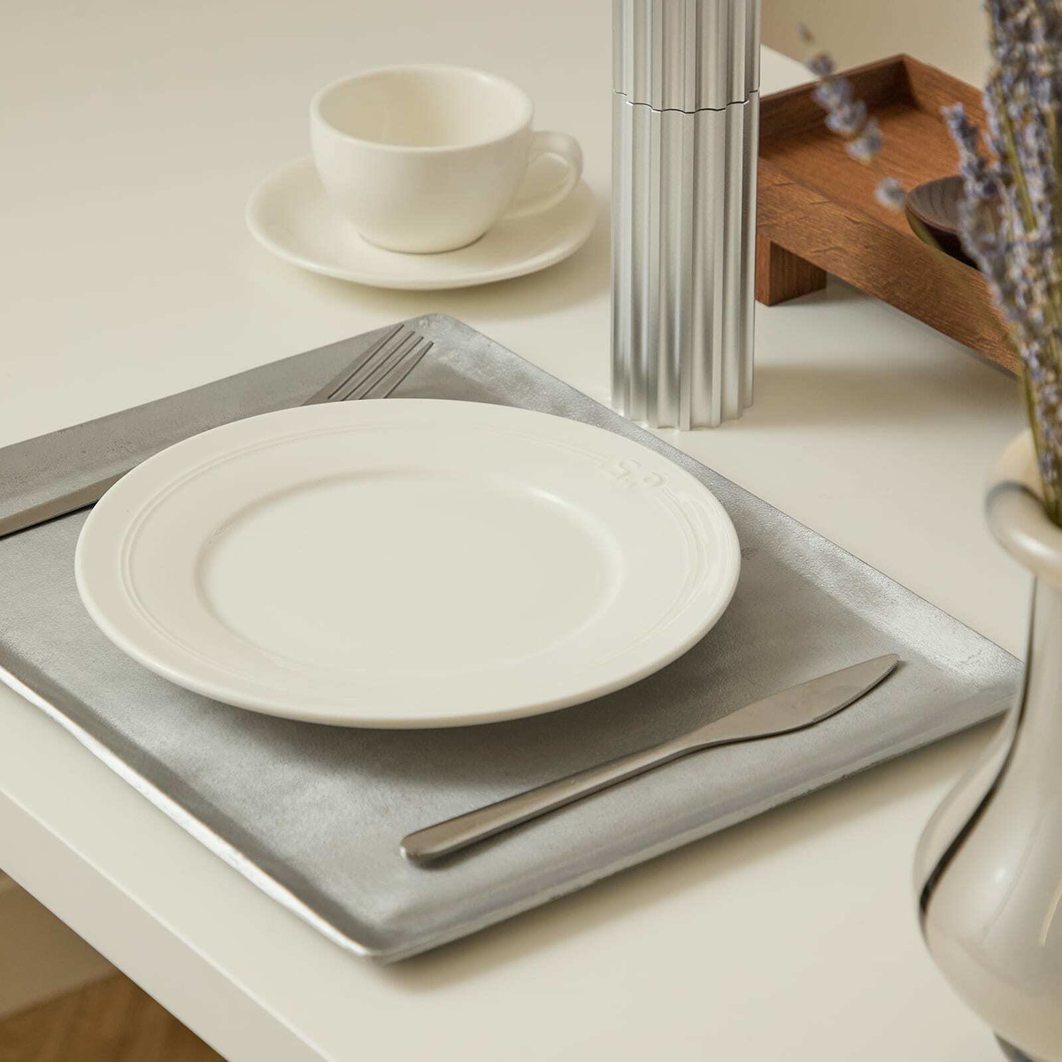 Service Projects Métier Embossed Lunch Plate - Set of 2 in White 
