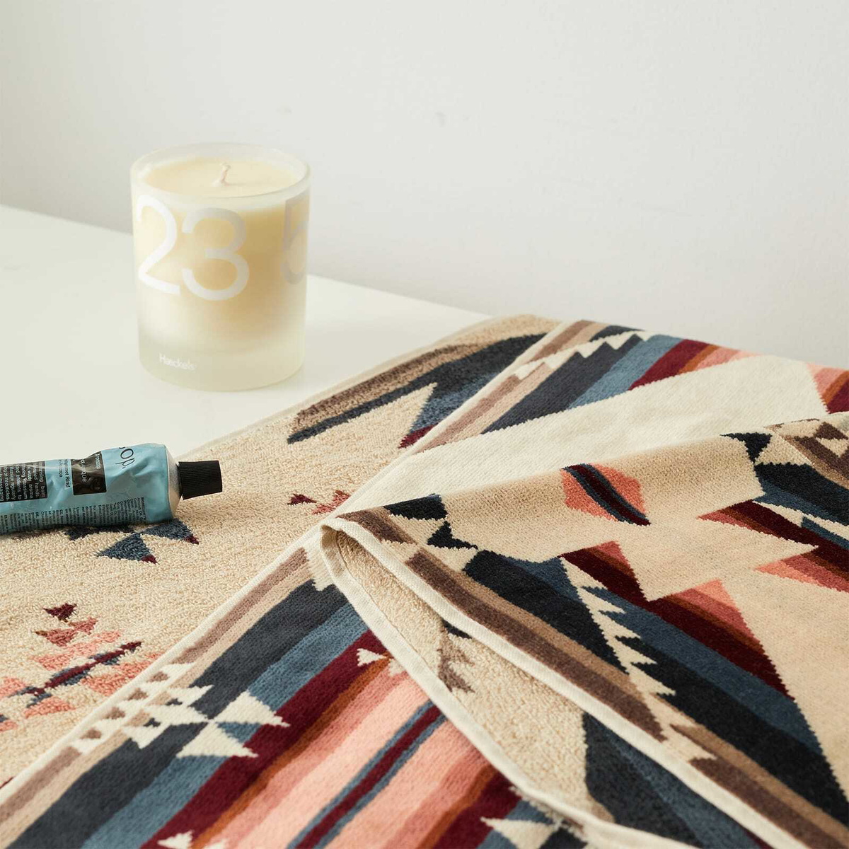 Pendleton Jacquard Bath Towel in White Sands 