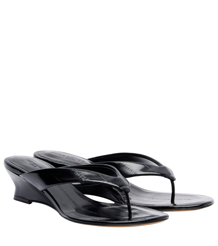 Photo: Le Monde Béryl Micro Wedge leather thong sandals