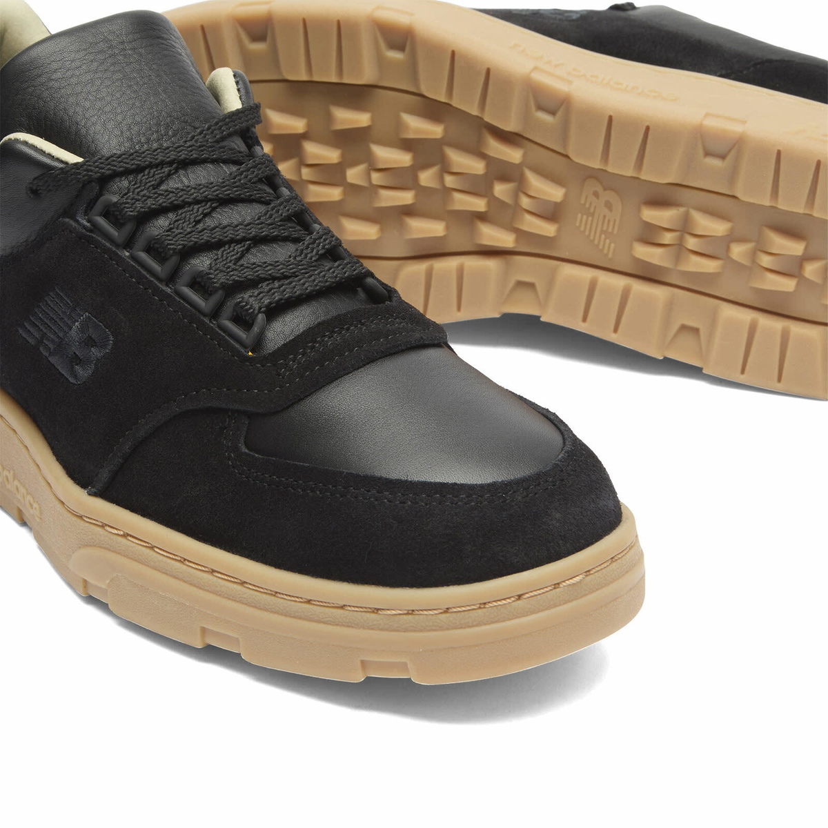 New Balance Men's Allerdale Sneaker in Black/Gum New Balance