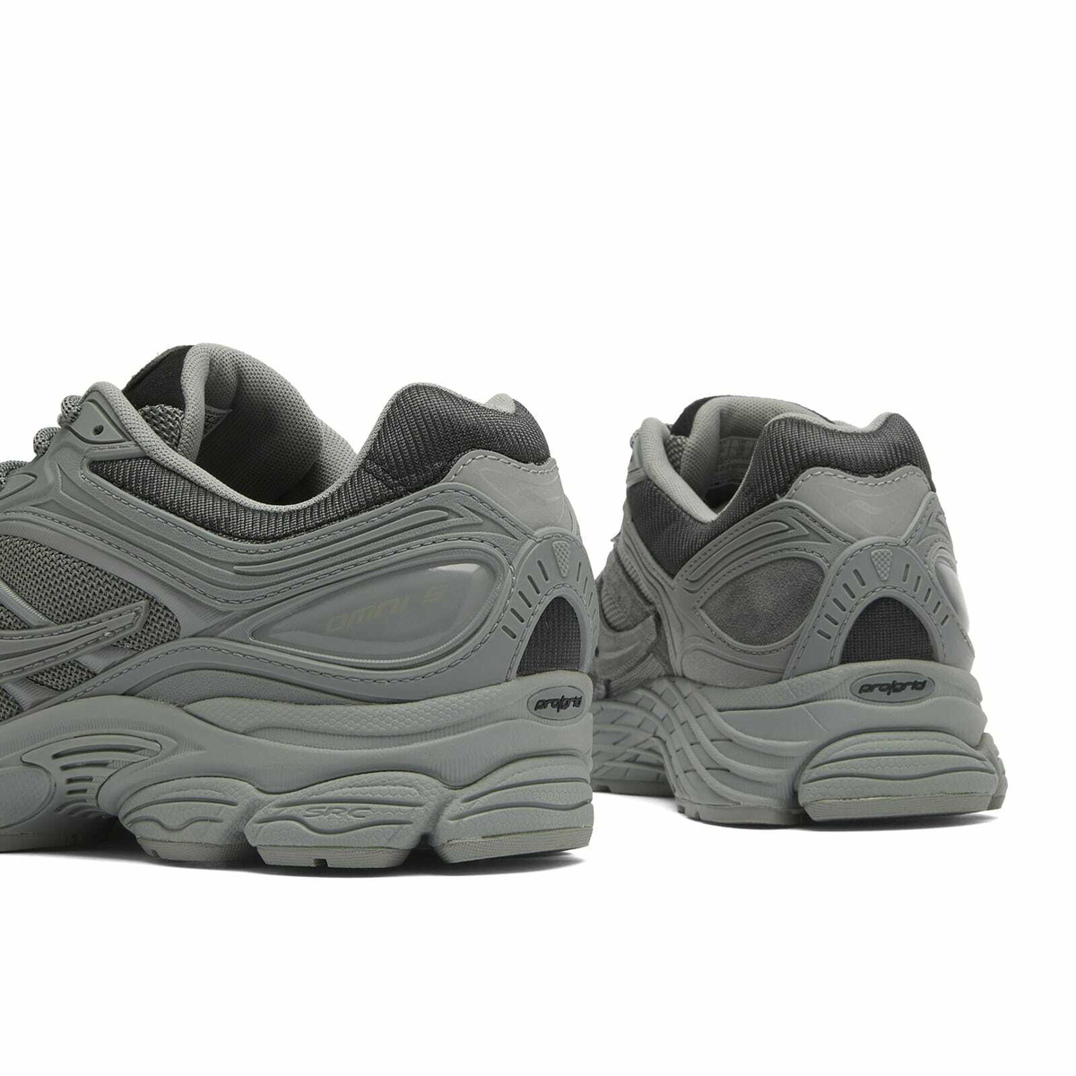 Saucony Men's Progrid Omni 9 Sneaker in Grey