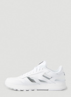 Décortiqué Tabi Classic Sneakers in White