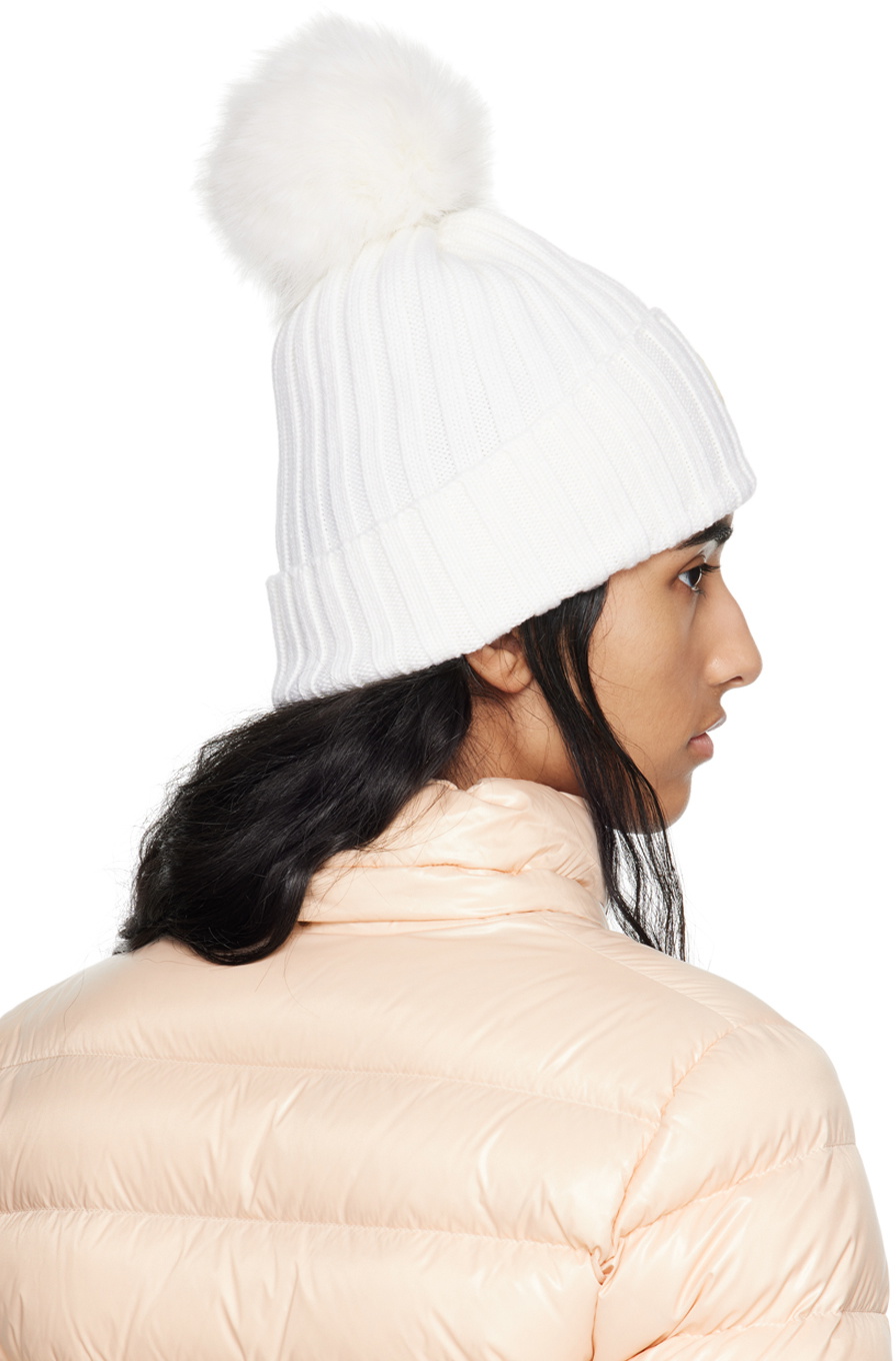 MONCLER(モンクレール)ぽんぽん付きビーニー ホワイト ホワイト ニットキャップ : アクセサリー & シューズ 向けの キッズ