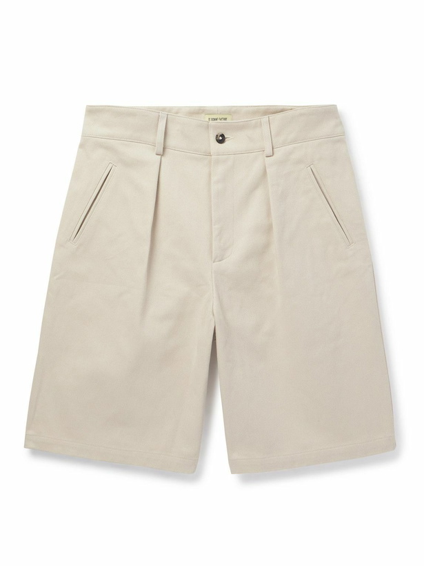 Photo: De Bonne Facture - Straight-Leg Pleated Cotton-Drill Shorts - Neutrals