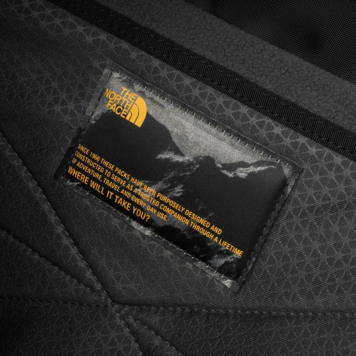 The North Face Men's Hot Shot Sling Pack in Tnf Black 