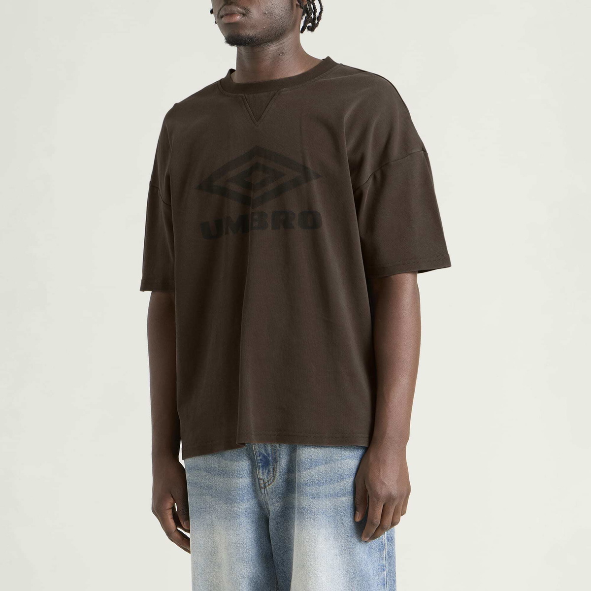 Umbro Men's Washed Boxy T-Shirt in Demitasse/Black