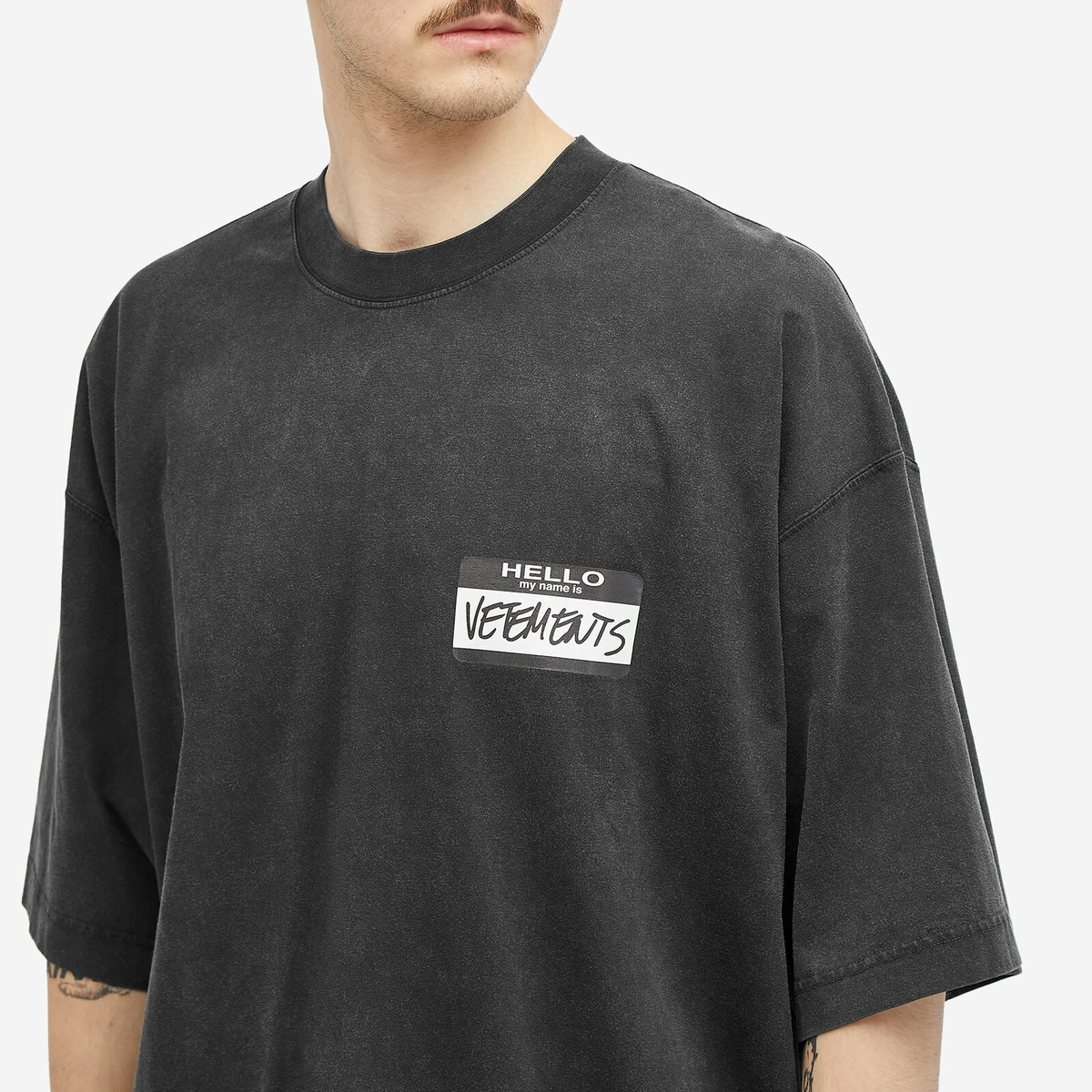 VETEMENTS Men's Hello My Name Is T-Shirt in Black Vetements