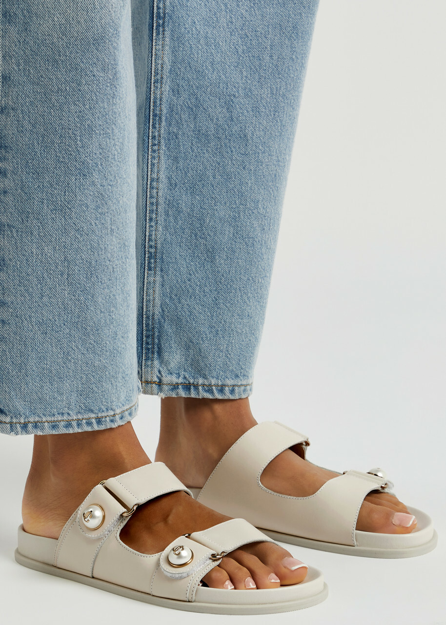 サンダル・ミュール JIMMY CHOO FAYENCE PATENT LEATHER SANDALS FAYENCE SANDAL | Black Leather Flat Sandals with Pearl