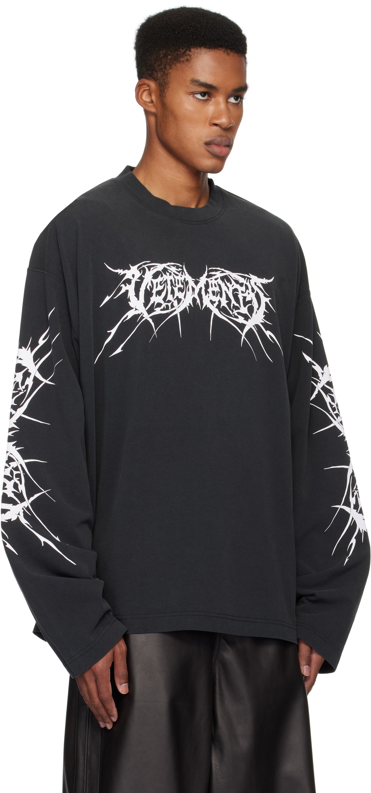 VETEMENTS ロングスリーブ グラフィックTシャツ DEATH L VETEMENTS ロングスリーブ グラフィックTシャツ DEATH METAL