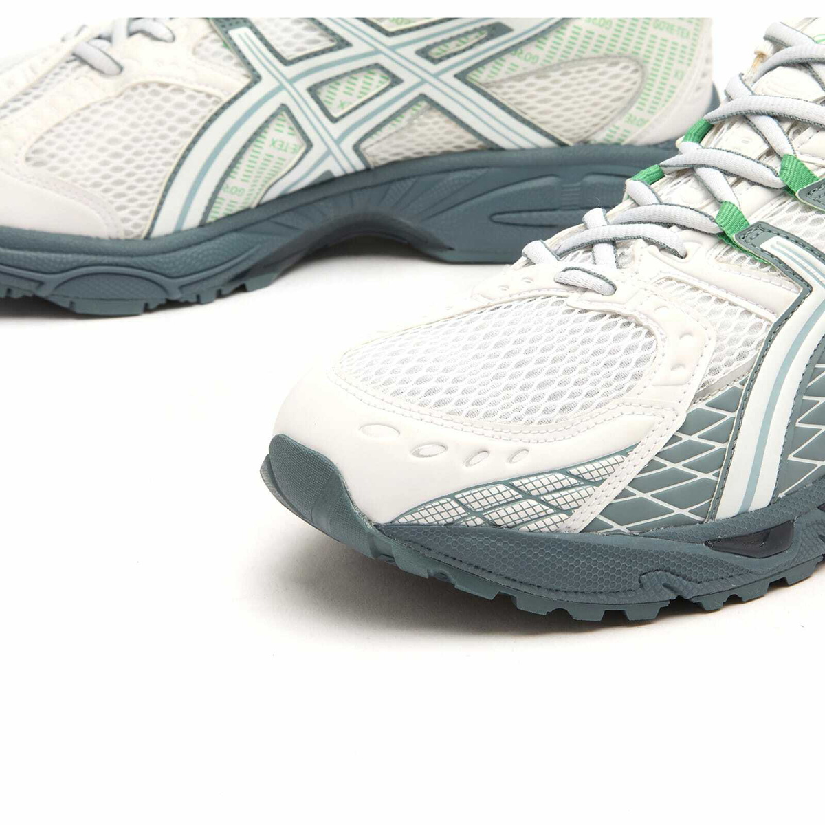 Asics GEL-Nimbus 10.1 Gore Tex Sneaker in White/Fjord Grey