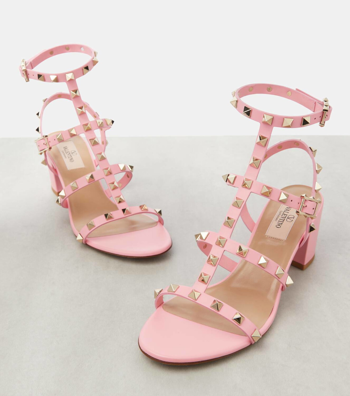 サンダル・ミュール VALENTINO ANTIQUED PINK LEATHER ROCKSTUD SANDALS Valentino Garavani Rockstud 60 leather sandals Valentino