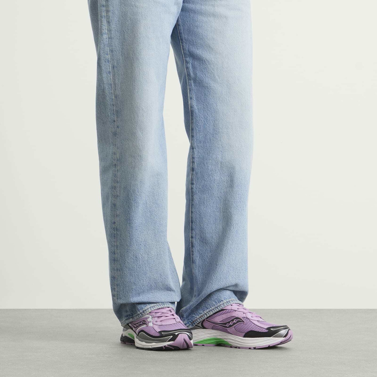 Saucony Progrid Omni 9 Sneaker in Smoky Grape