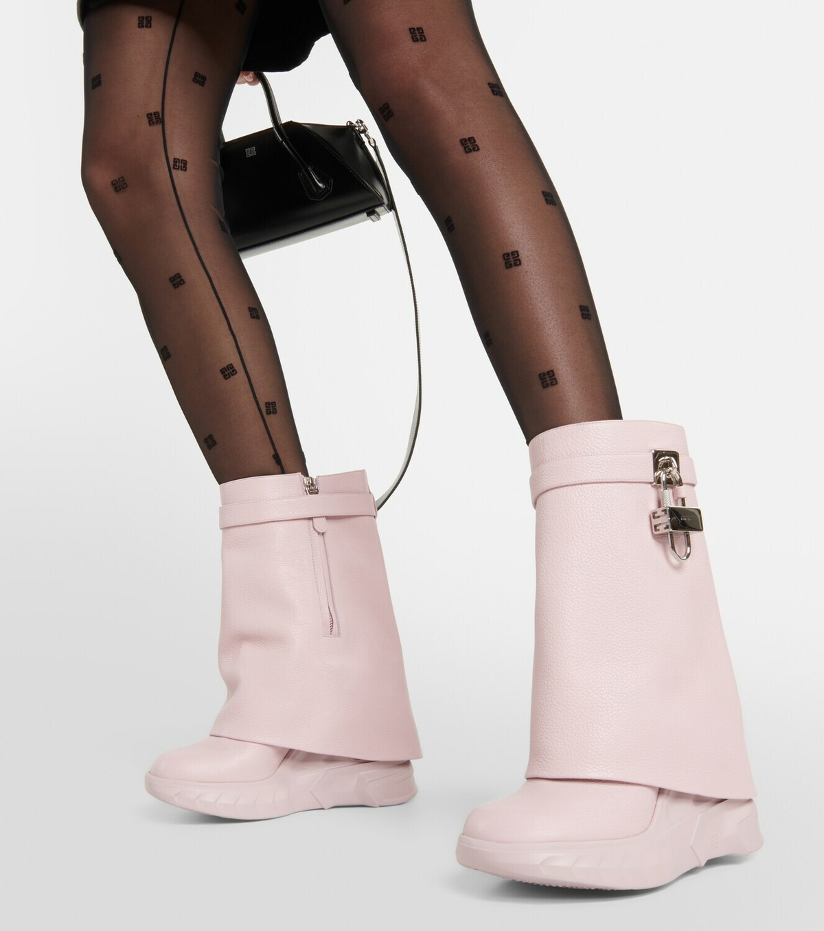 ピンクの猫 GIVENCHY ジバンシー・エンボス加工レインブーツ ピンクの