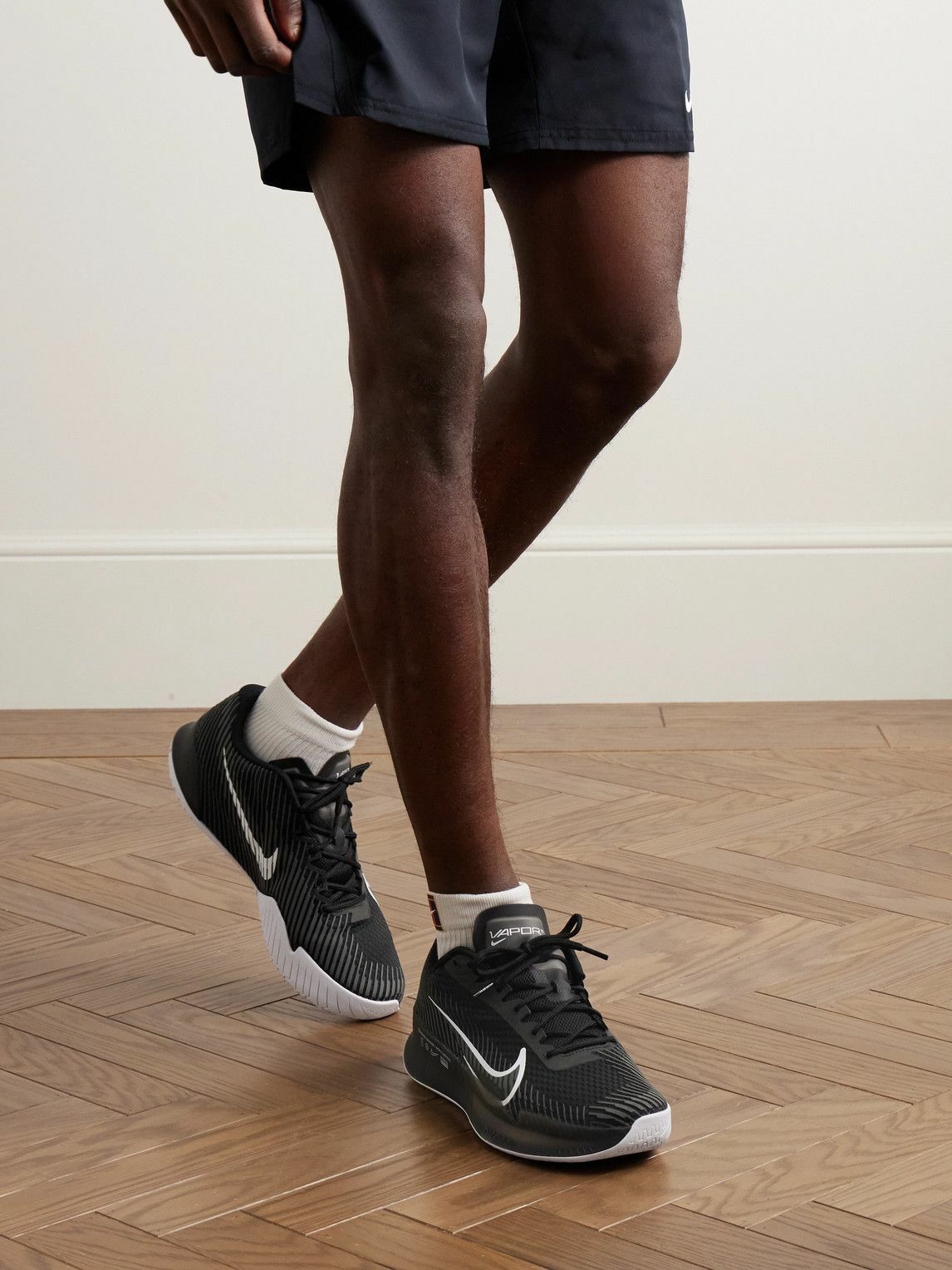 tennis shoes black nike