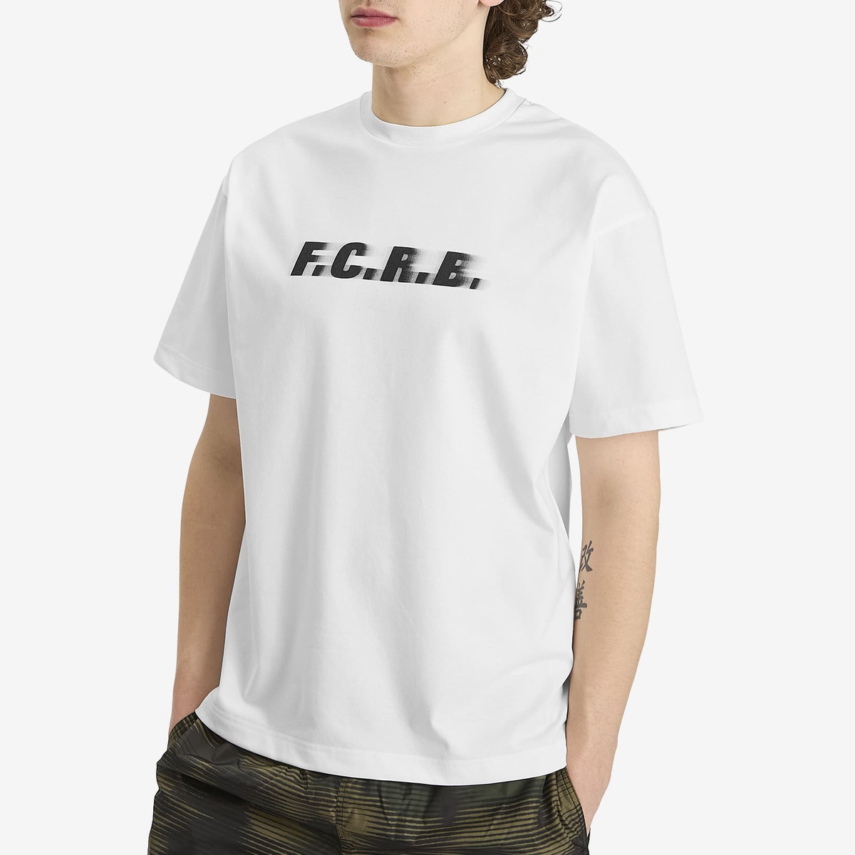 Tシャツ・カットソー F.C. Real Bristol Blurred Logo T-Shirt F.C.Real Bristol Blurred Logo Tee | Black