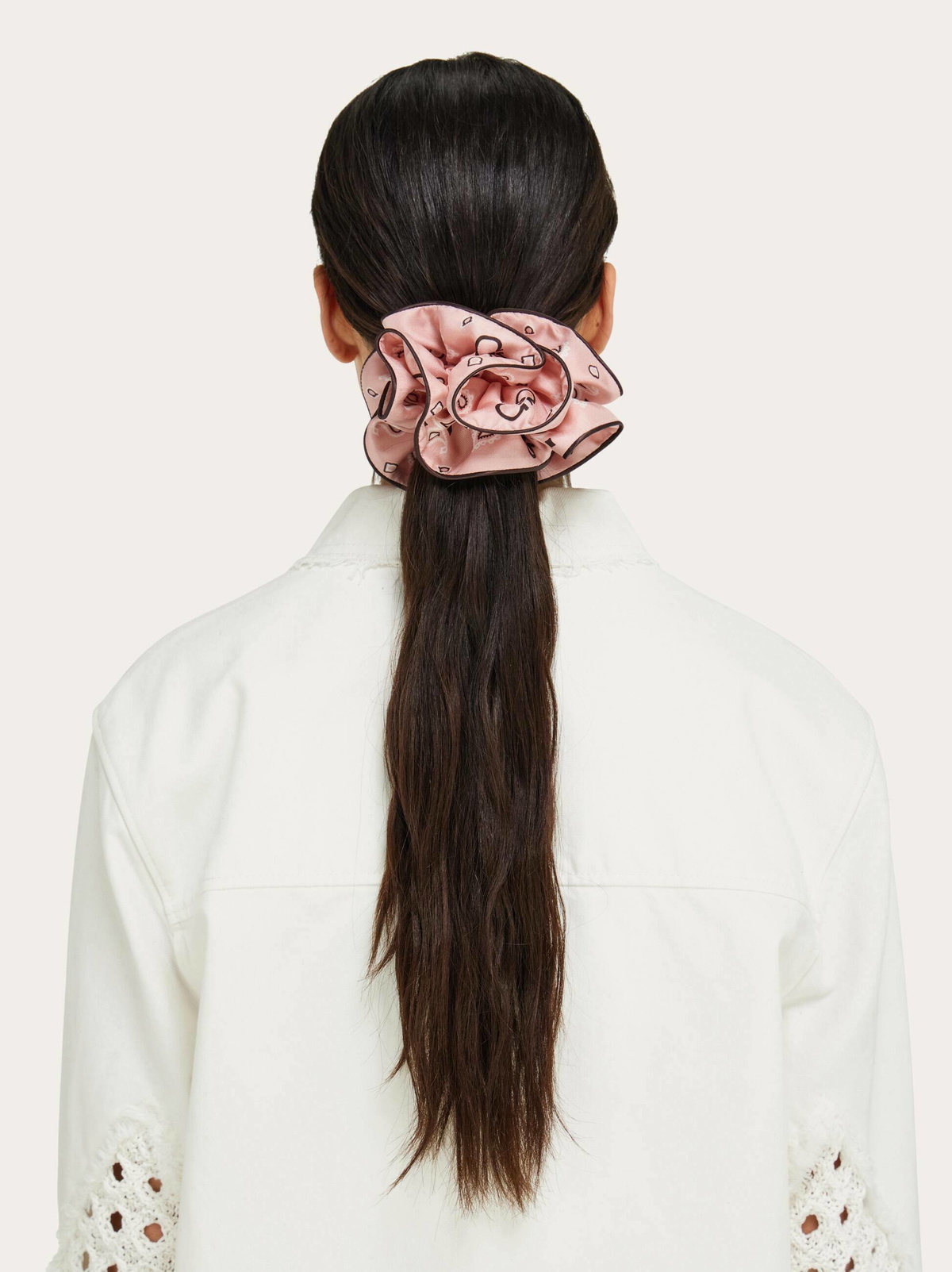 Ferragamo Womens Arabesque print silk scrunchie in Pink