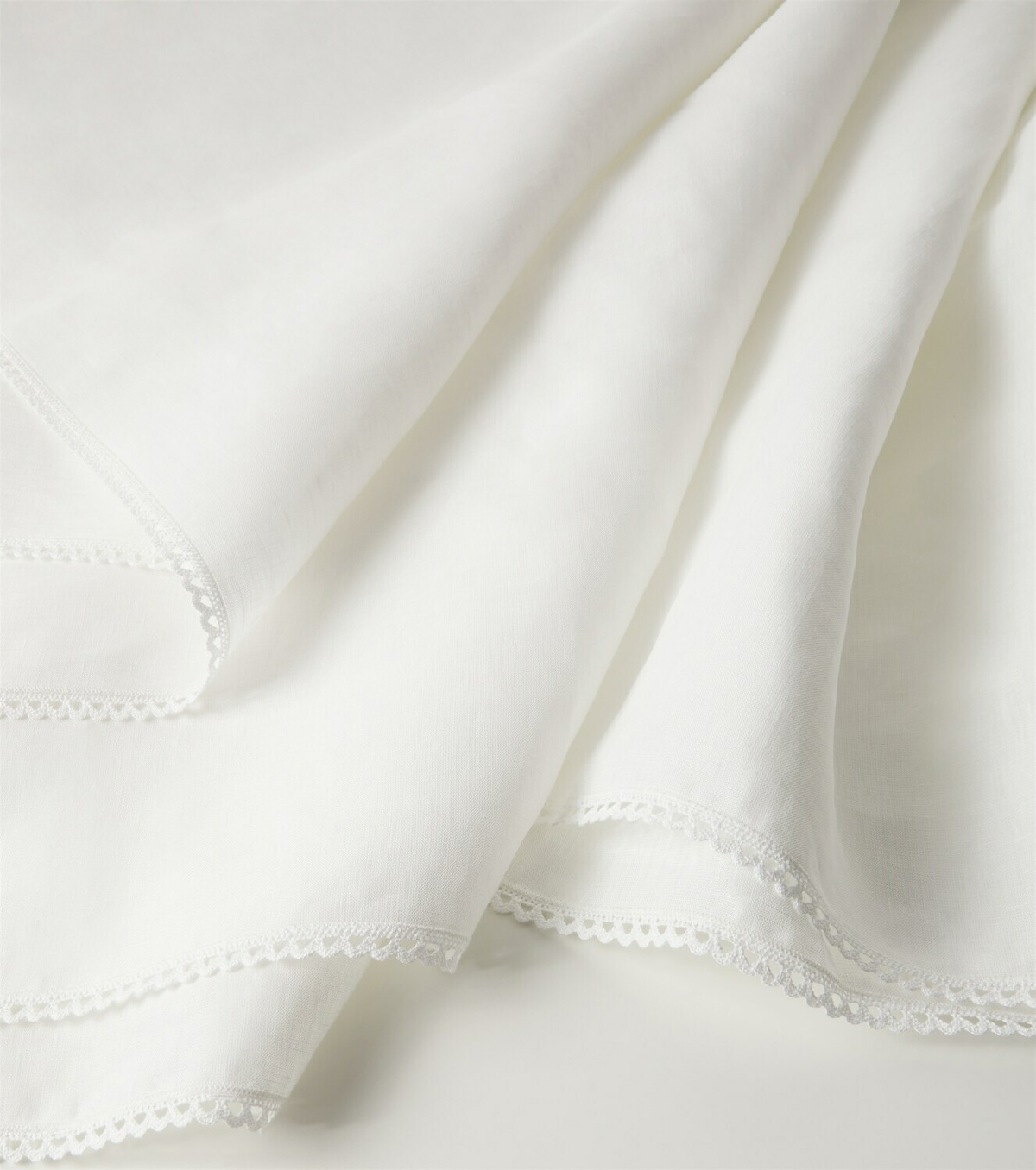 Once Milano Lace-trimmed tablecloth