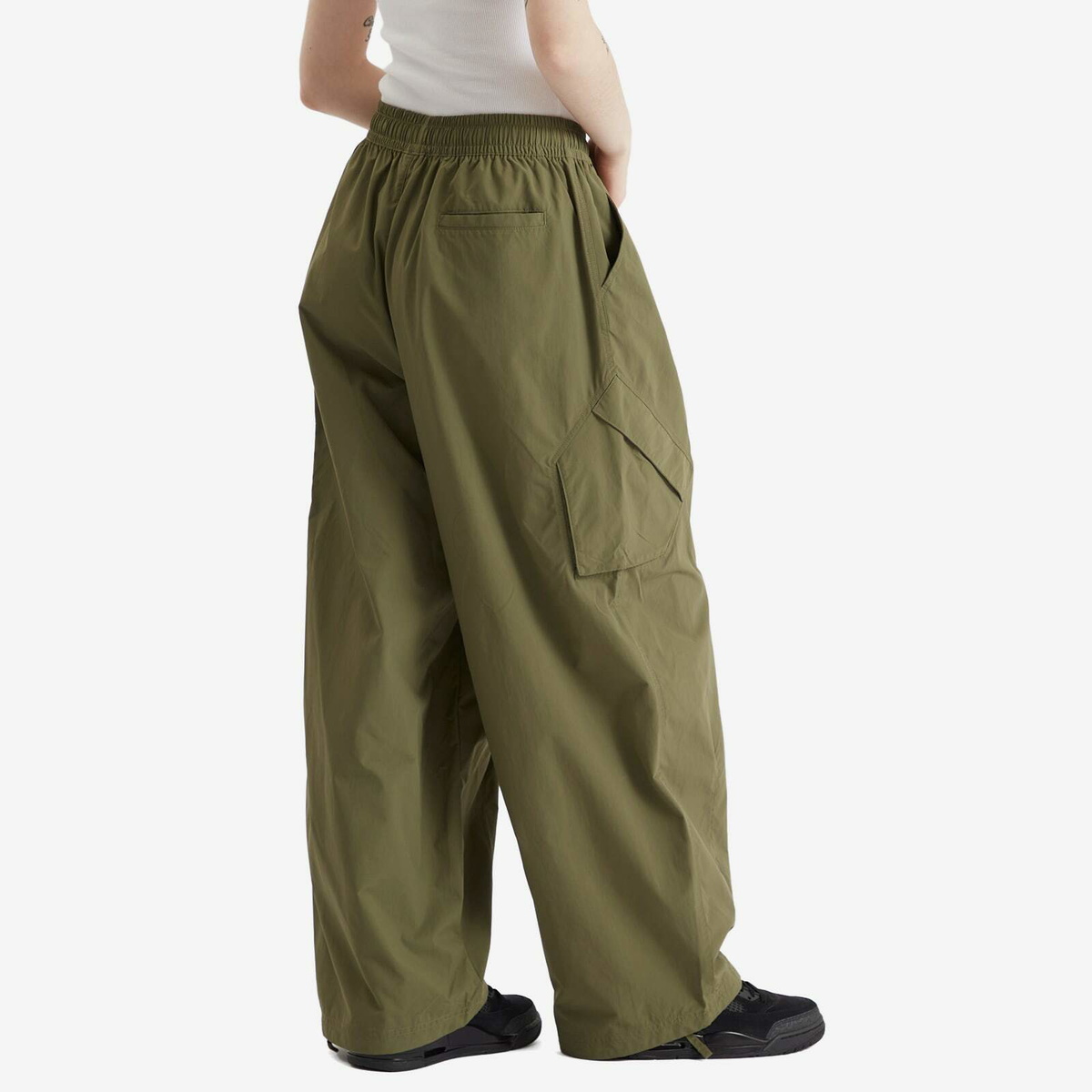 Air Jordan Women's W Chicago Parachute Pant in Medium Olive 