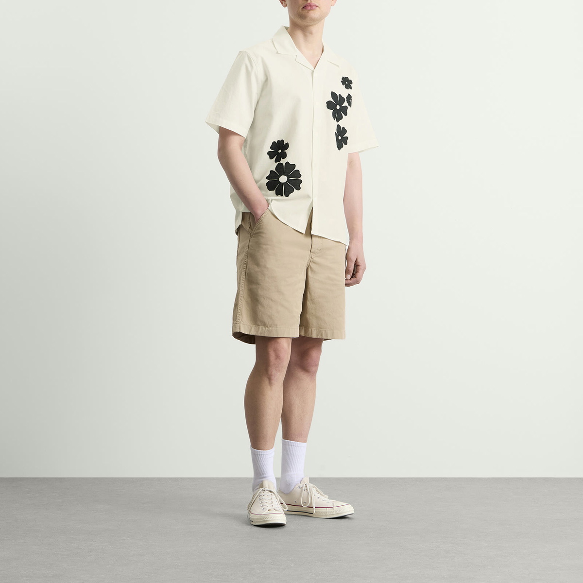 Wax London Men's Didcot Applique Flowers Vacation Shirt in Ecru/Black