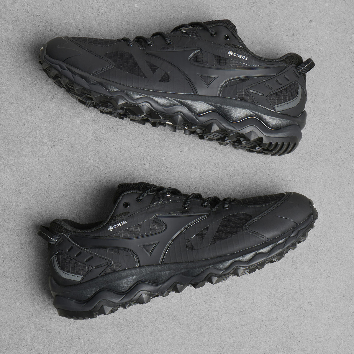 Mizuno Men's Wave Mujin Tl Gore-tex Sneaker in Black