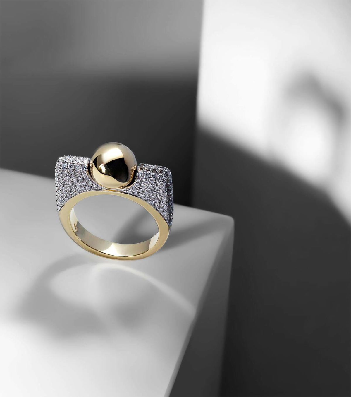 Rainbow K Ball 14kt gold ring with diamonds