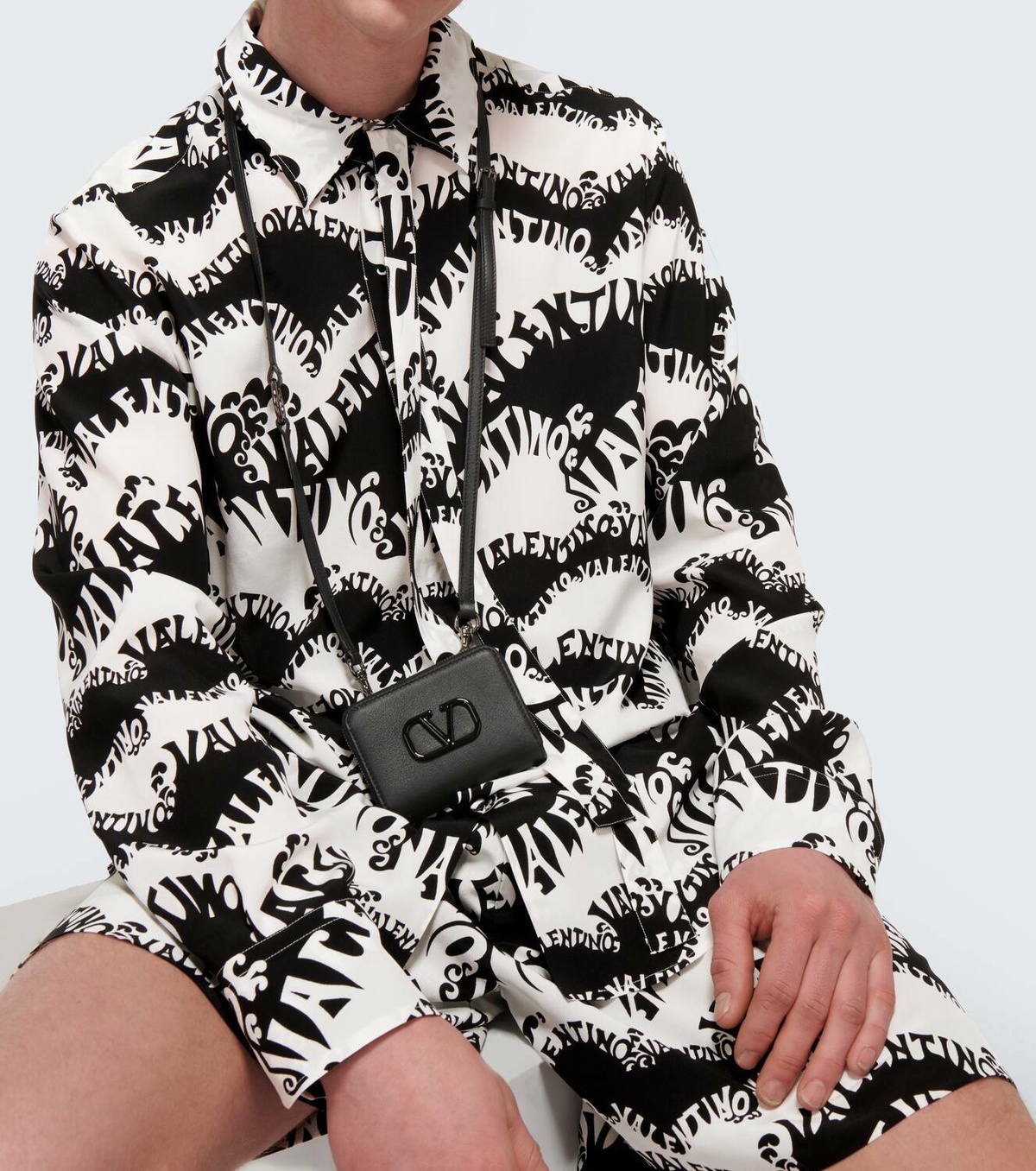 【送料&関税込】Valentino Black And White Shorts Valentino Purple World Arazzo Print Short Sleeve Shirt Valentino
