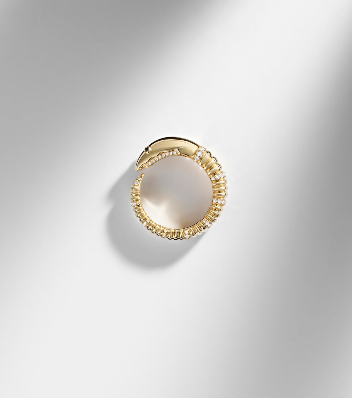 Yvonne Léon Écrevisse 9kt gold ring with diamonds