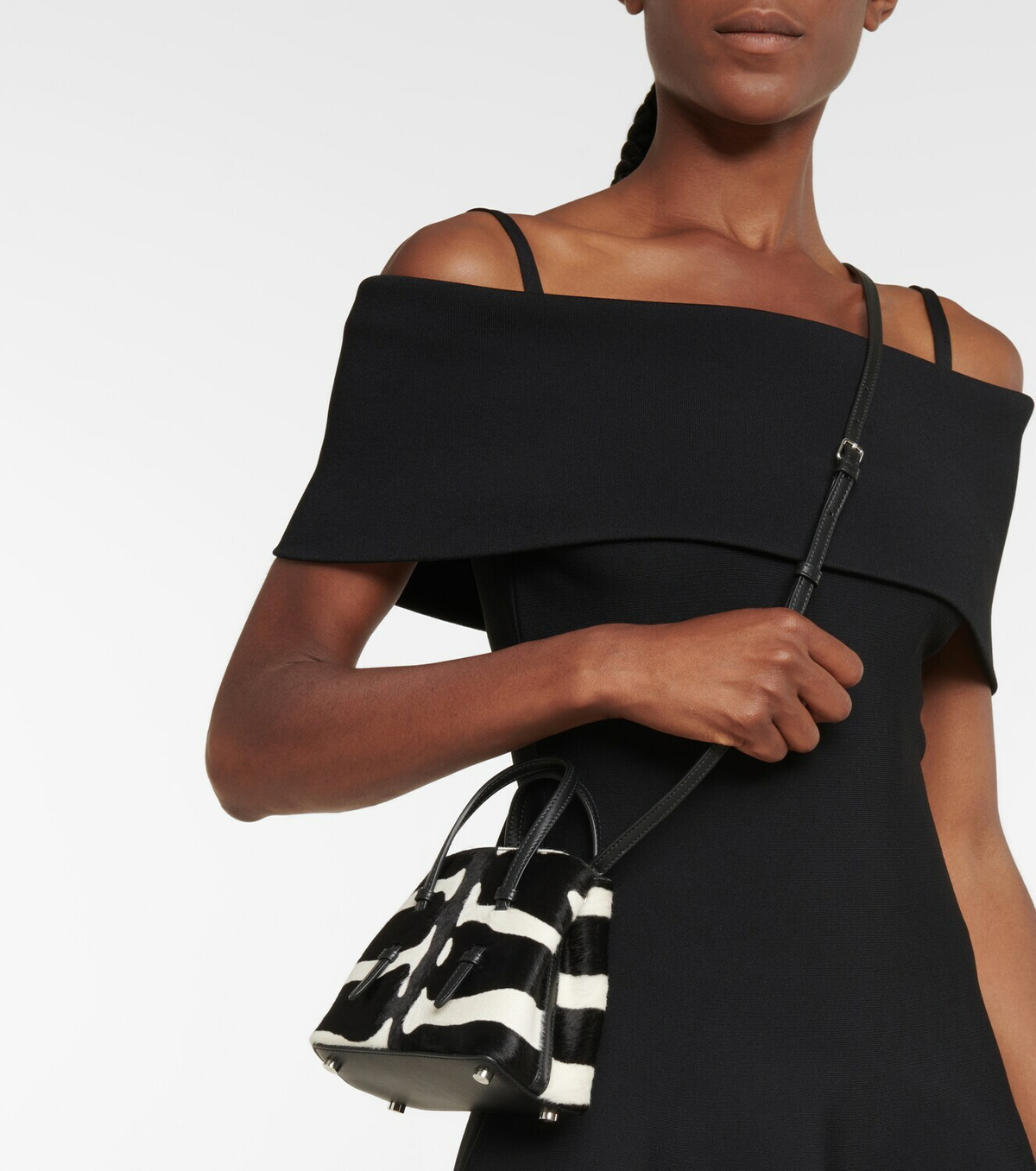 人気のゼブラ柄】☆ALAIA☆Mina 16 Micro calf hair tote 人気のゼブラ柄】☆ALAIA☆Mina 16 Micro calf hair tote