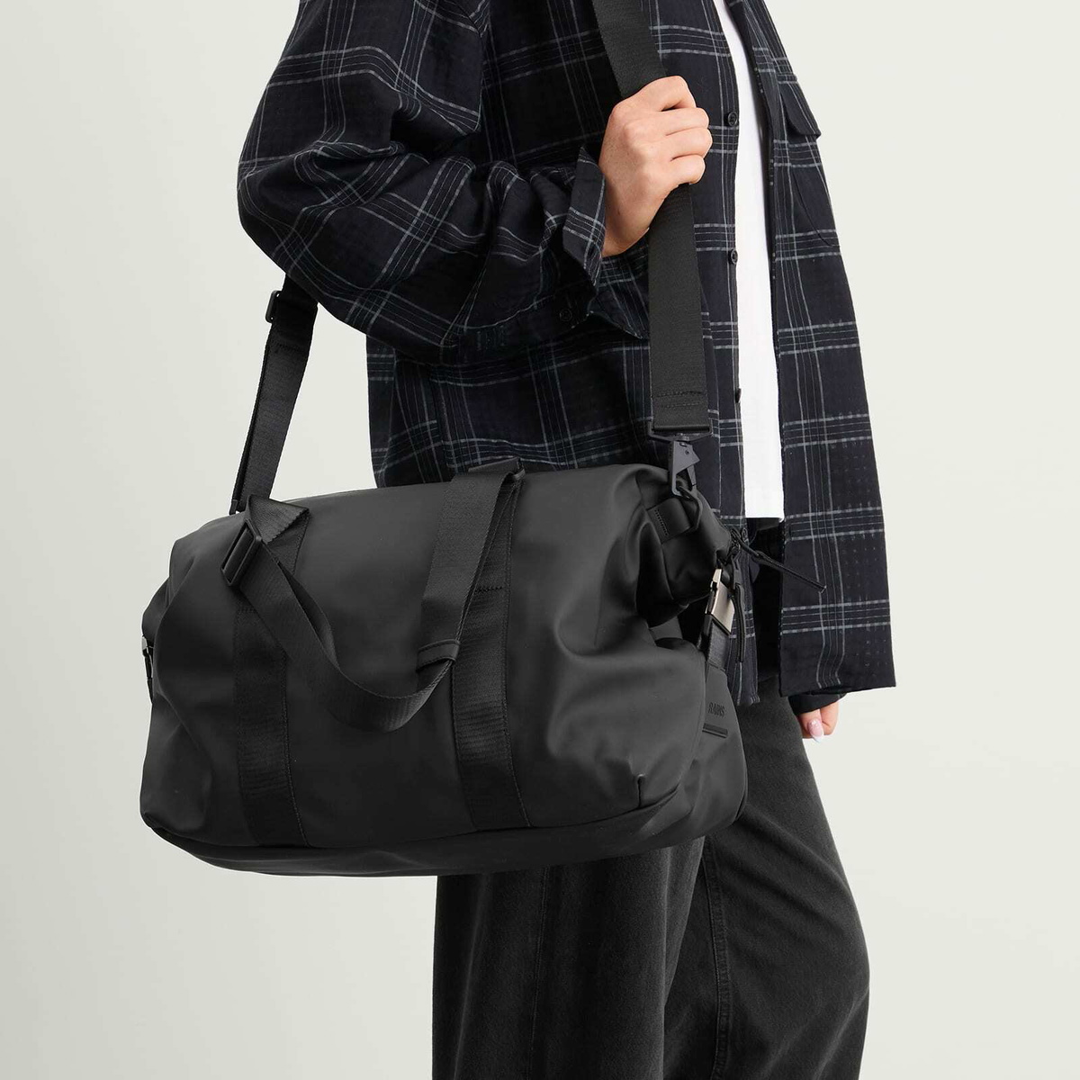 RAINS Valera Weekend Bag Small in Black 