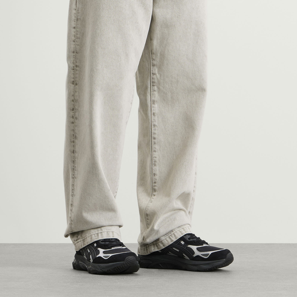 Asics Gel-Nyc 2 Sneakers in Graphite Grey/Black