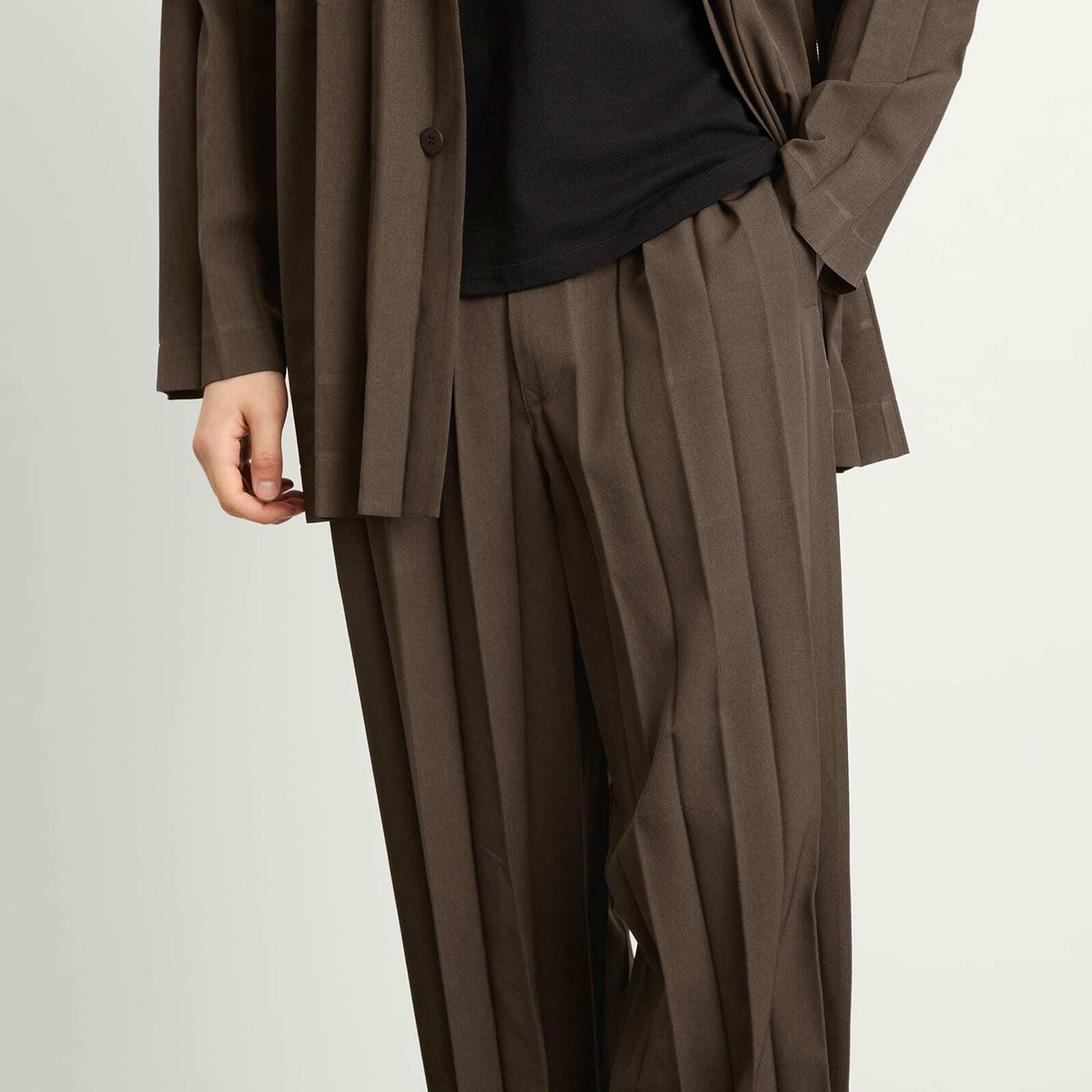 Homme Plissé Issey Miyake Men's Edge Ensemble Trousers in Dark