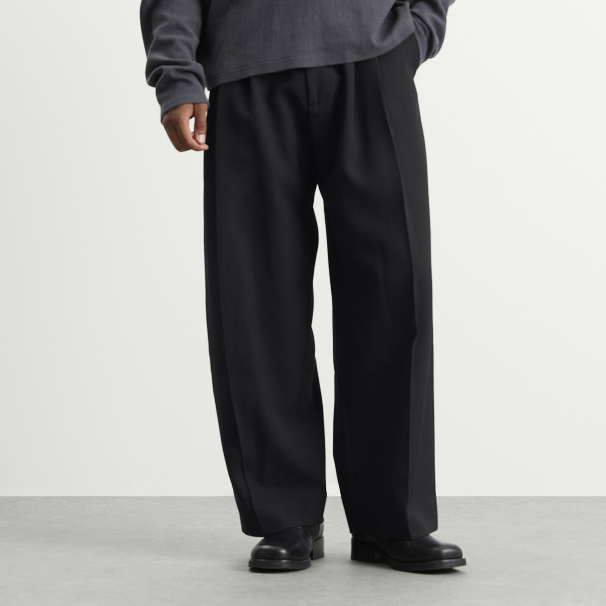 Studio Nicholson Men's Line Tech Wool Pleated Trouser in Black