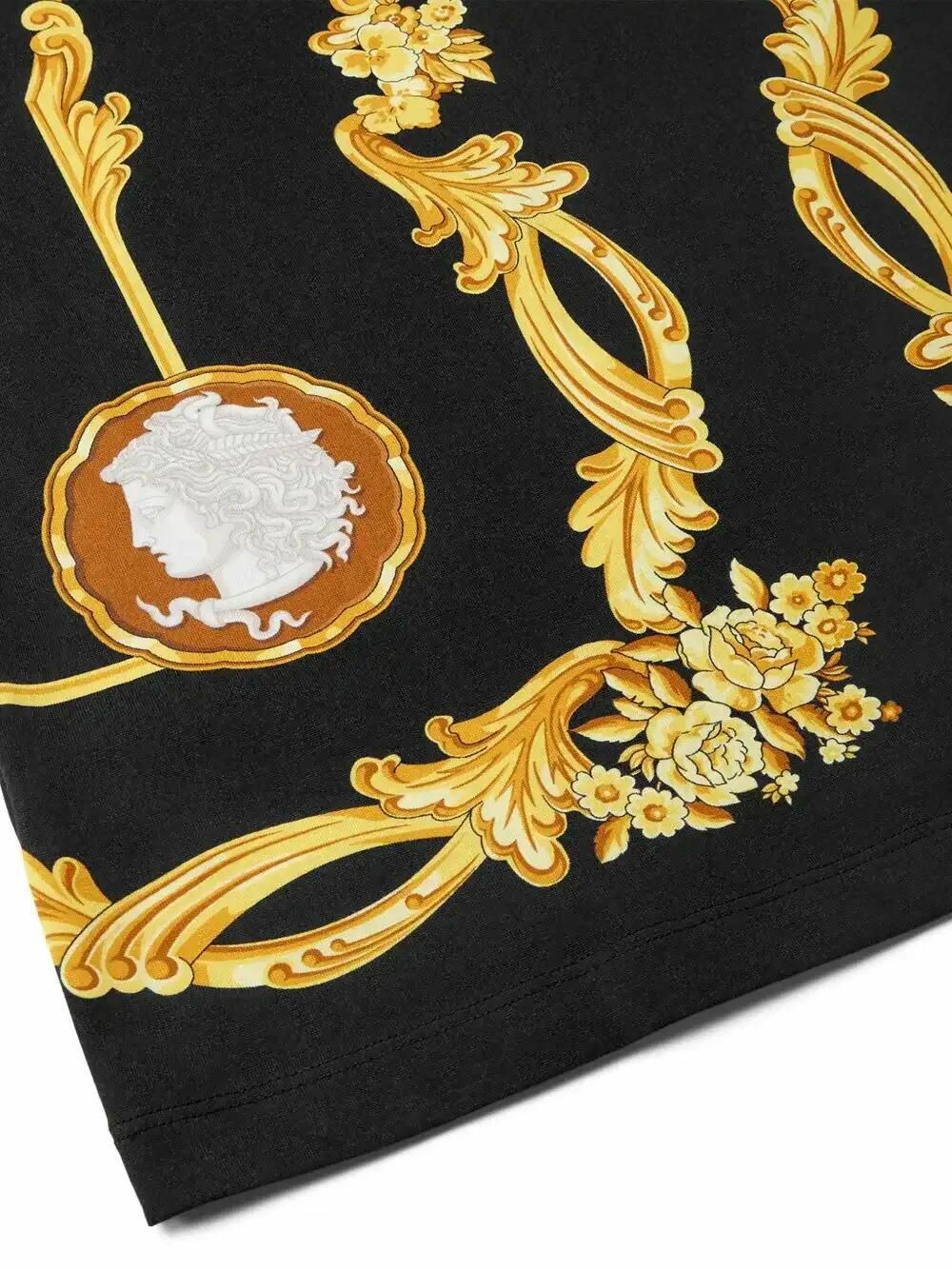 【送料&関税込】Versace Cotton T-shirt Co N Logo Cameo Cameo T-Shirt Print | VERSACE US