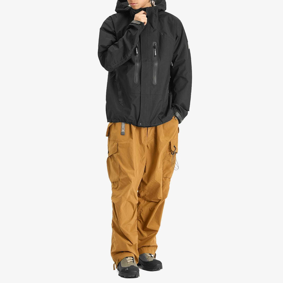 and wander Men's 2.5L Hiker Rain Jacket in Black and Wander