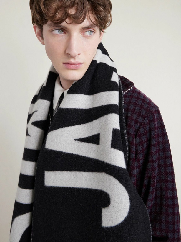Photo: Jacquemus - Logo-Intarsia Fringed Wool Scarf
