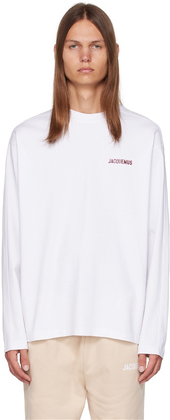 Photo: Jacquemus White Le Chouchou 'Le T-Shirt Pavane Manches Longues' Long Sleeve T-Shirt