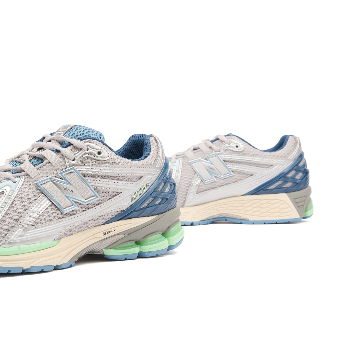 New Balance 1906R Sneaker in Silver Metallic