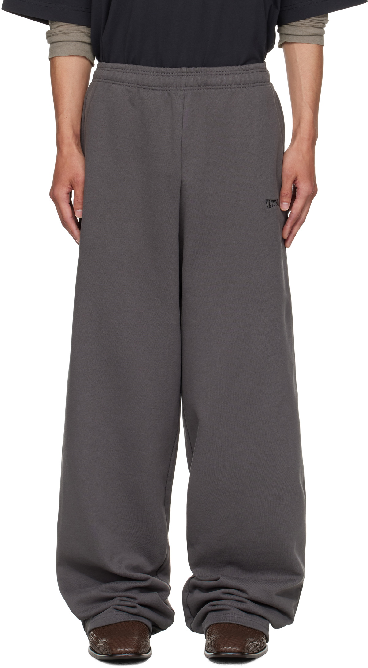【関税込み】VETEMENTS ブラック Paris XXXL スウェットパンツ Vetements Black 'Paris' XXXL Sweatpants - Joggers - Compare